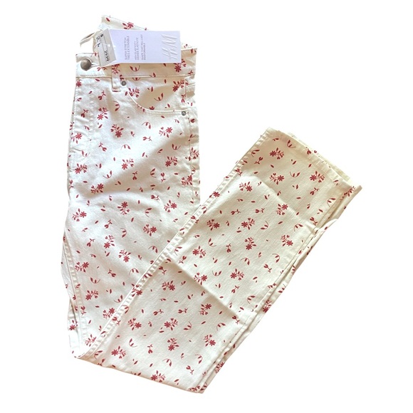 NWT slim fit warm white w/ red flowers size 6 🌹🌺 - Picture 1 of 7